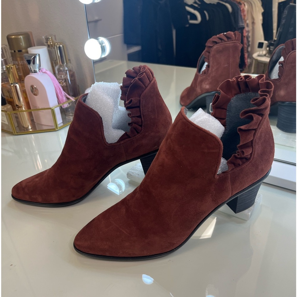 ❤️ Lori Goldstein burgundy, suede leather ankle booties. - Picture 5 of 9